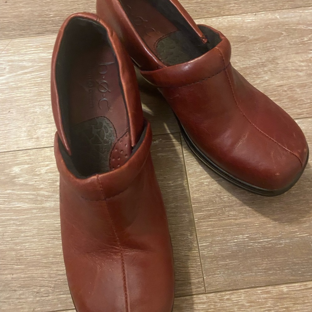 BORN Women’s burgundy like new shoes! Comfortable leather upper!